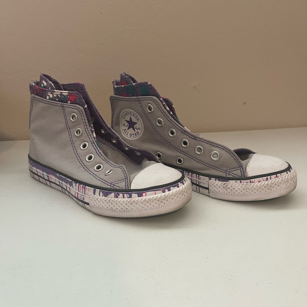 Converse high top tennis shoe size 1